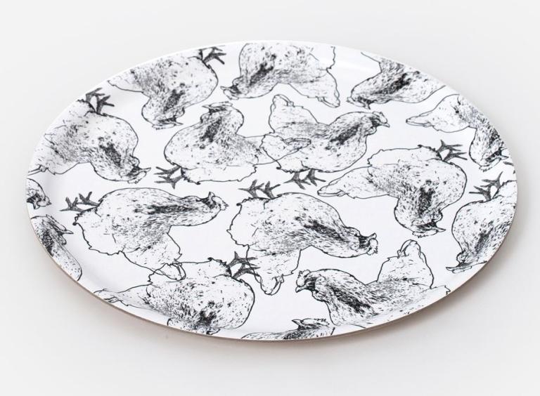 Grosser_runder_Tablett_mit_Huhnmotiv_von_Marjaana_Niskanen