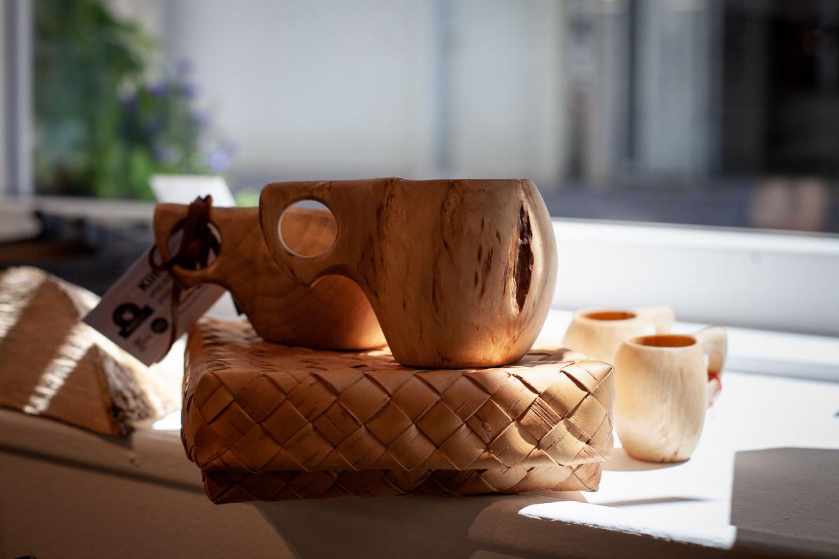 Kuksa-Holztassen-und-Birkenrinde-Korb