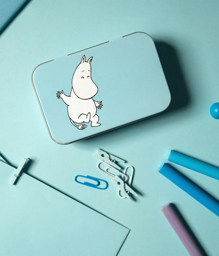Muurla-Moomin-blech-box-mumintroll-10x65cm-lifestyle