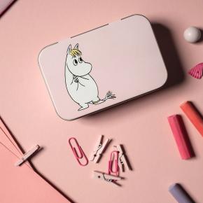 Muurla-Moomin-blech-box-snorkfräulein-10x65cm-lifestyle