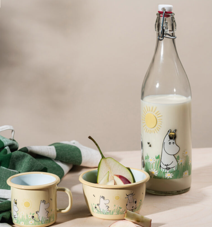 Muurla_auf_der_Wiese_Glasflasche_Emaillebecher^J Emailleschüssel_Lifestyle