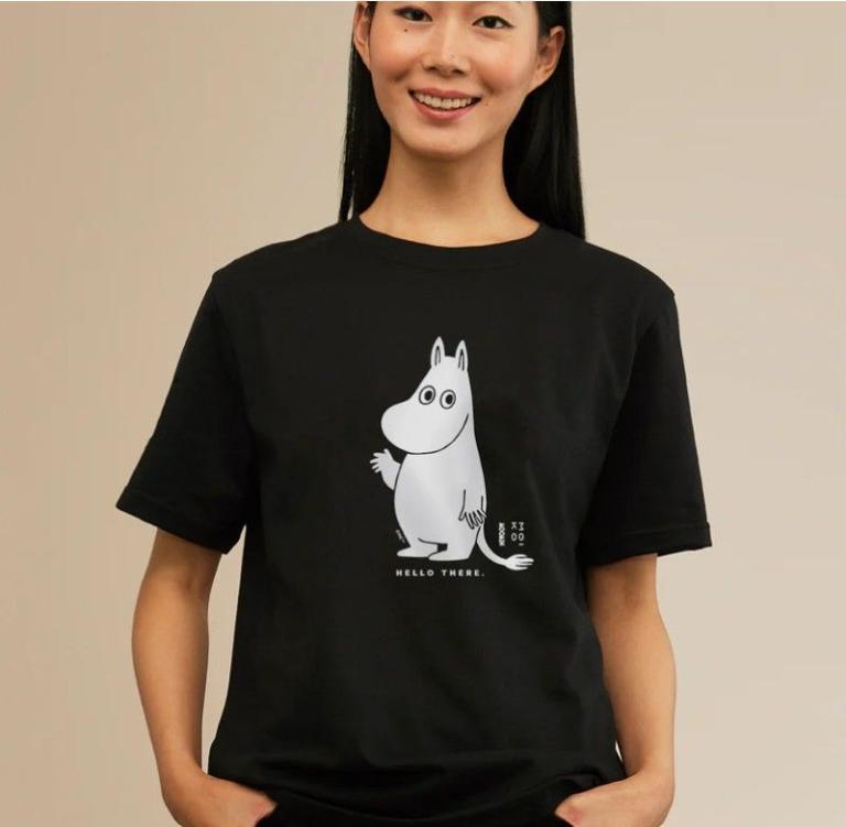 Moiko_x_Mumins-80_T-Shirt_Mumintroll_schwarz_Hello-there_2