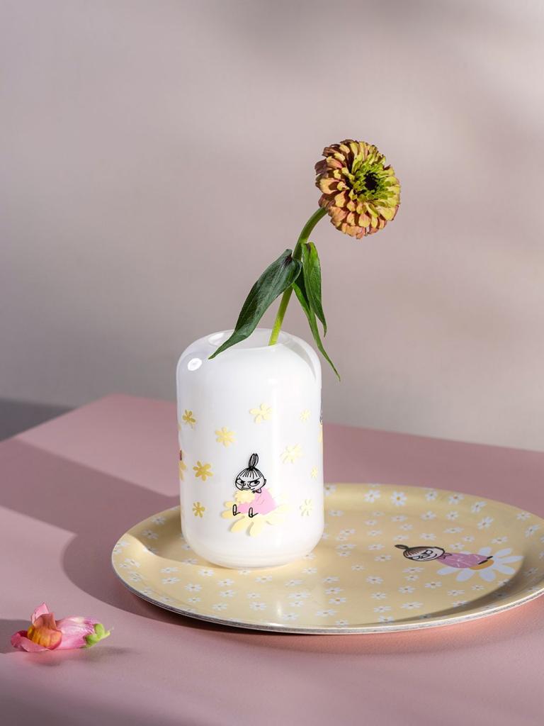 Muurla-Moomin-vase-Flowers-12cm_und_Moomin-serviertablett-Flowers-27x20cm