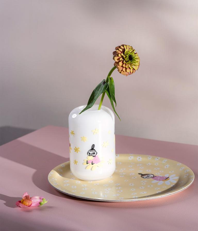 Muurla-Moomin-vase-Flowers-12cm_und_Moomin-serviertablett-Flowers-27x20cm