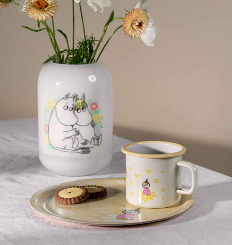 Muurla_Mumin_Tablett_Emaillebecher_Vase_Blumen