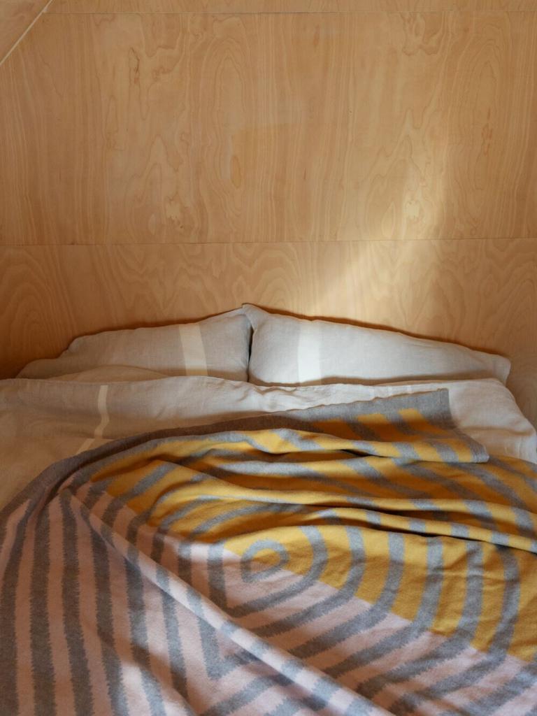 lapuankankurit_metsalampi_merinowolldecke_rosa-grau-ocker_1